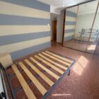 Habitación con mueble espejo