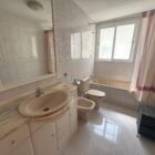 Baño grande con bañera