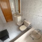 Baño grande con bañera